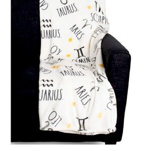 NWT Rae Dunn Horoscopes/Astrology/Zodiac/Celestial Plush Throw/Blanket 50x70